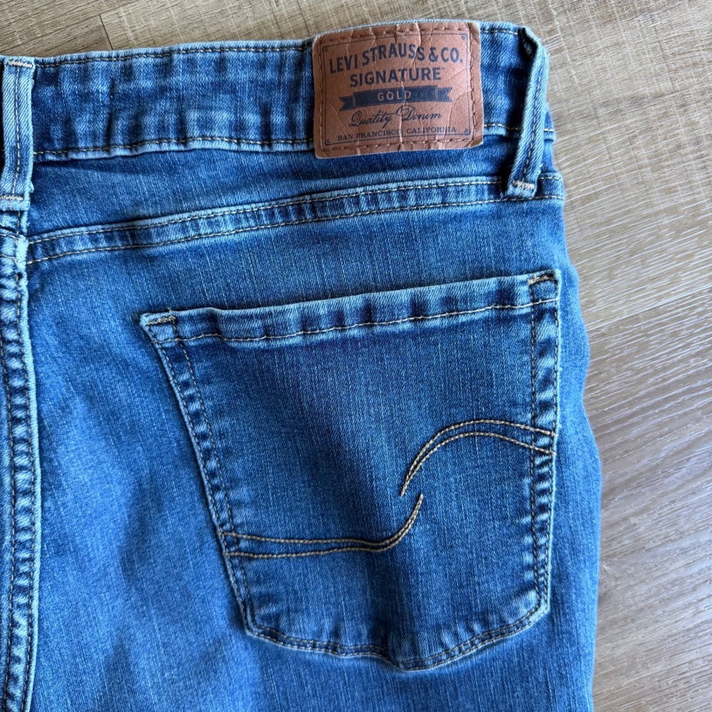 Levi Strauss Signature Gold Totally Shaping Bootcut Jeans Blue 14M W32 L32 - Picture 7 of 9